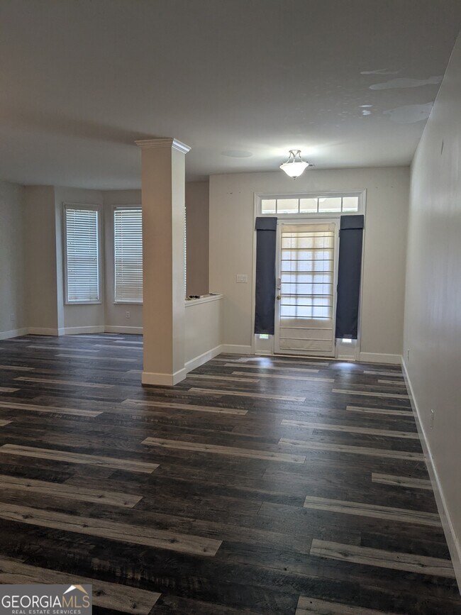 Foto del edificio - 137 Village Green Cir