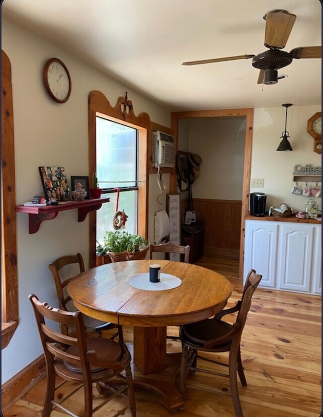 Foto del edificio - 650 Bluff Ridge Ct