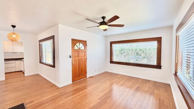Foto del edificio - Darling Single Story Home, Blocks from the Beach, Amazing Location, & Close to Everything!