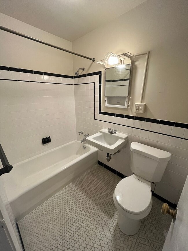 Building Photo - Studio Apartment All Utilities Included Av...
