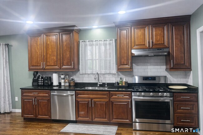 Foto del edificio - 587 Brooks St