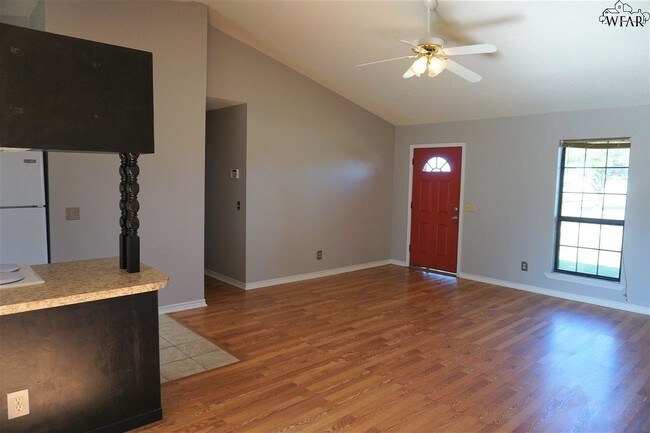 Building Photo - 1613 City View Dr