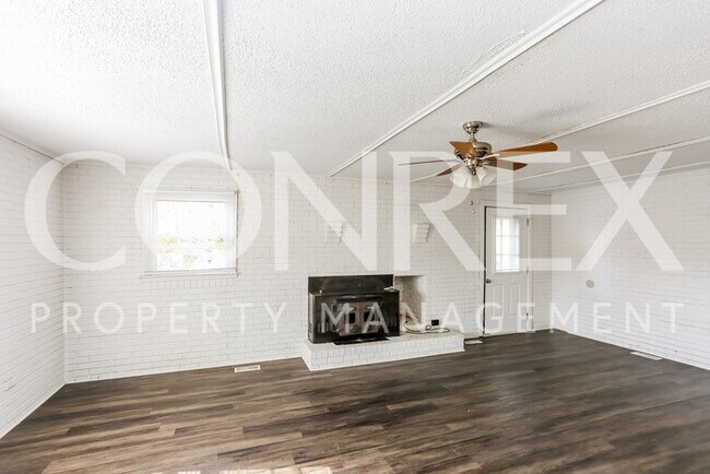 Building Photo - Charming 3 Bedroom! Now Available