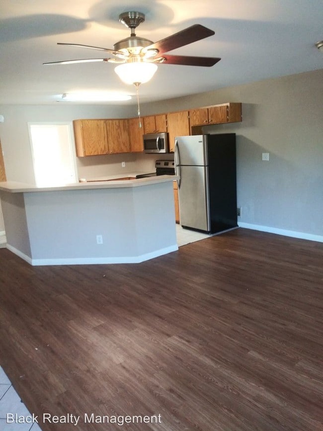 Building Photo - 1 br, 1 bath Apartment - 400 Green Leaf
