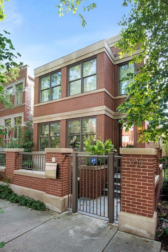 Primary Photo - 6 bedroom in Chicago IL 60622