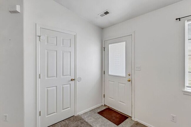 Foto del edificio - Charming 3-Bedroom Home in a Prime Location