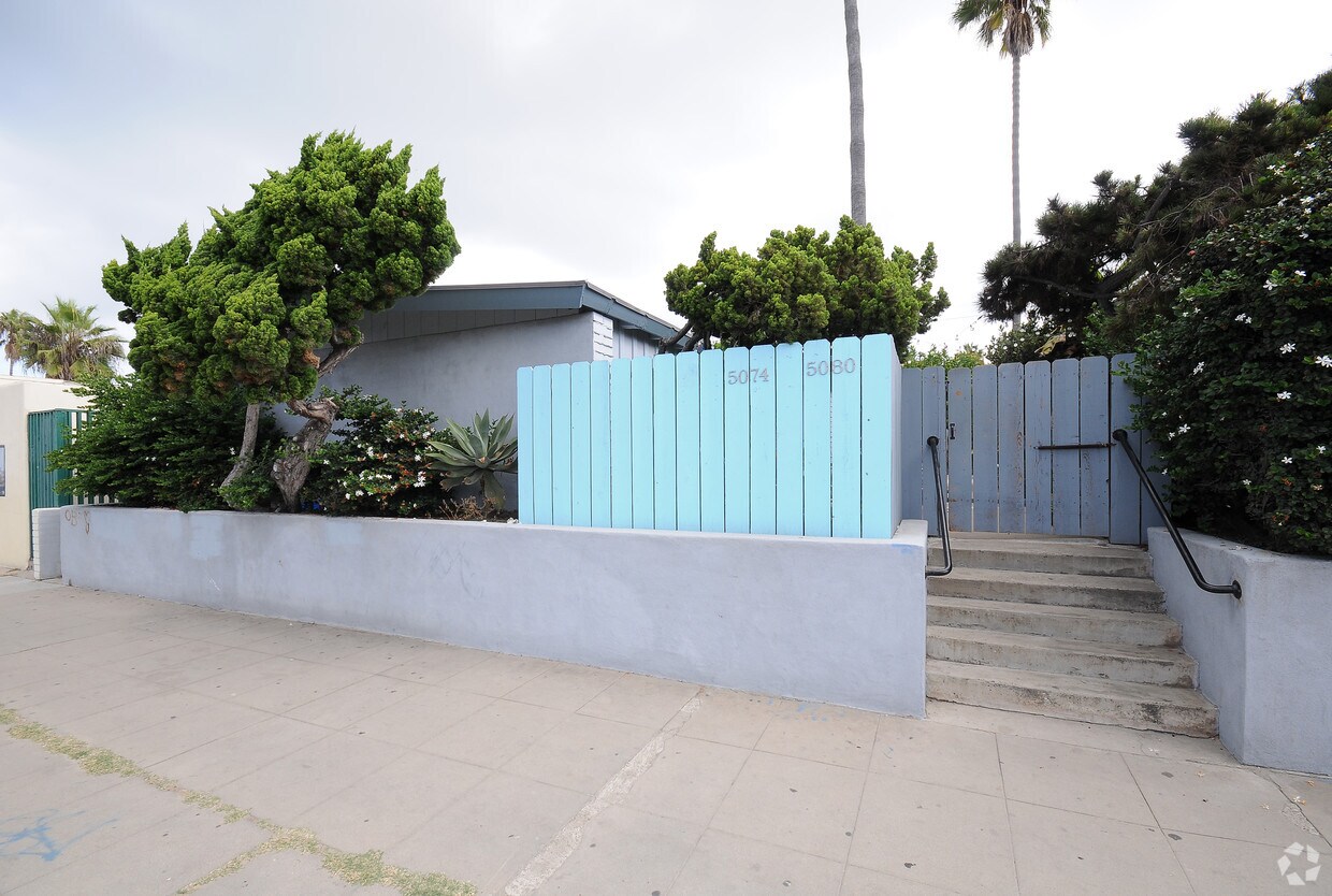 Foto del edificio - 5074-5080 Santa Monica Ave