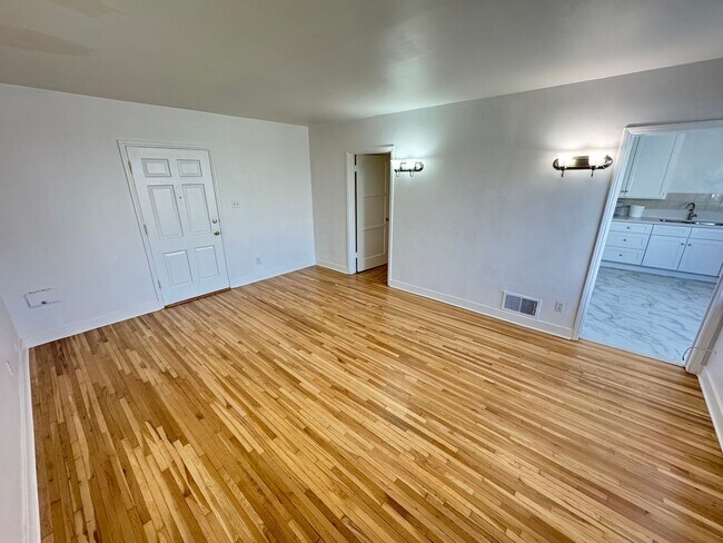 Building Photo - Quaint 3 bedroom Apt Home on 439-443 N. Spaulding Ave.