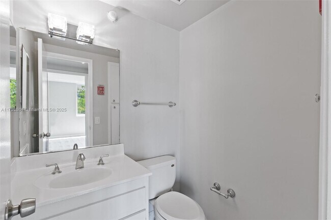 Foto del edificio - 4200 Hillcrest Dr