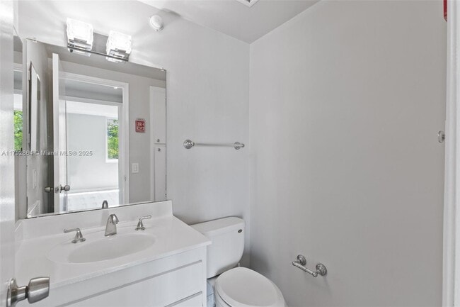 Building Photo - 4200 Hillcrest Dr