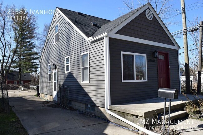 Building Photo - COMPLETELY UPDATED 3 BEDROOM BUNGALOW FOR ...