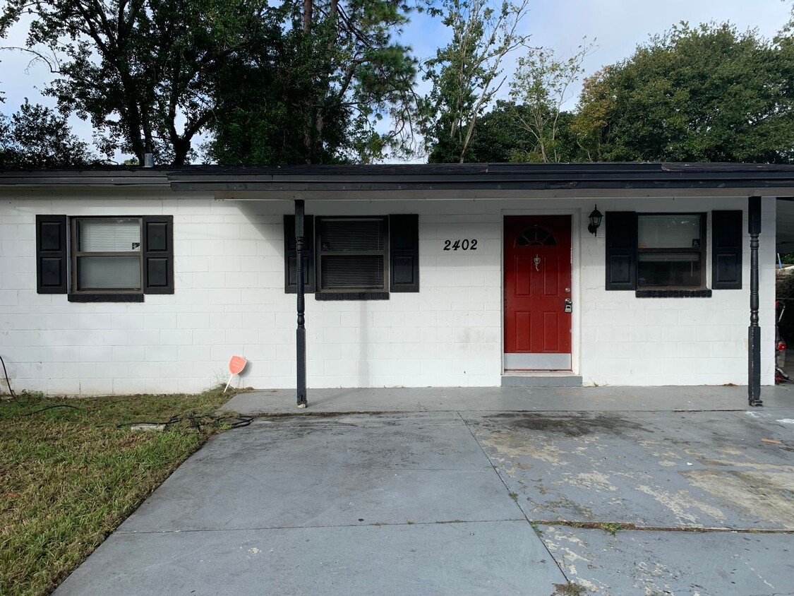 Primary Photo - Large, spacious 4/2 w/ BONUS room. New pai...