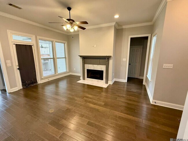 Foto del edificio - 10408 Springtree Ave