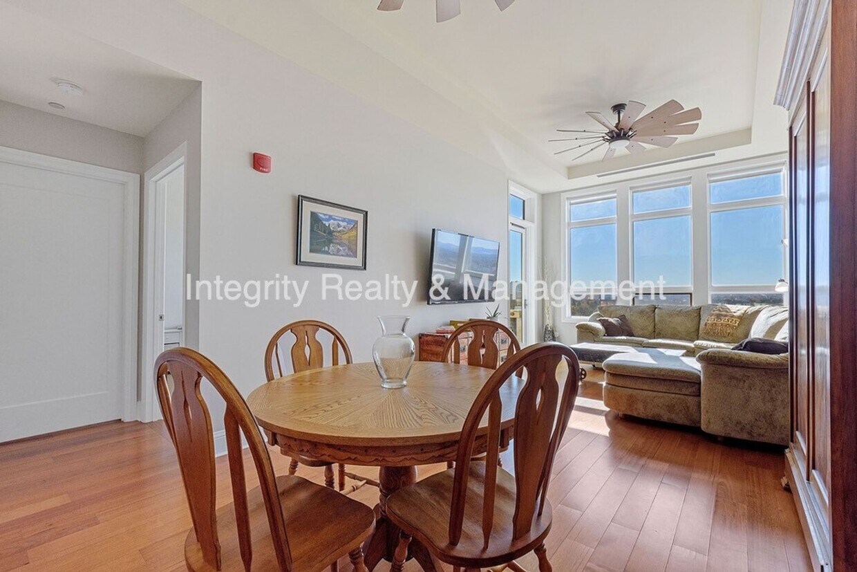 Primary Photo - 1 Bed/1 Bath, 916 Sqft - 5455 Landmark PL