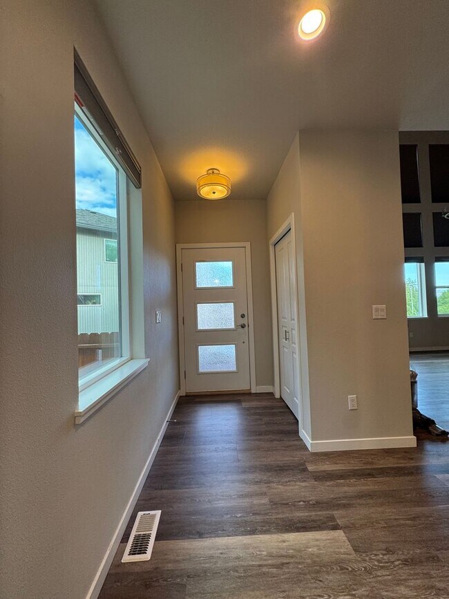Foto del edificio - Stunning home in desirable Eagle River neighborhood