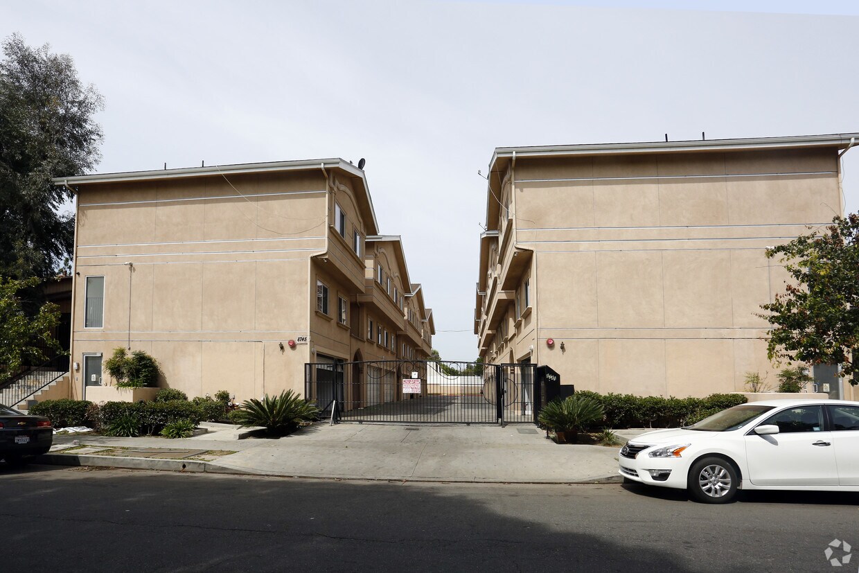 Building Photo - Cedros Townhomes
