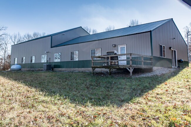 Building Photo - 4 Bedroom Hunting Lodge in Climax Springs