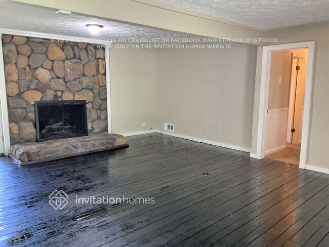 Building Photo - 2395 Springdale Dr