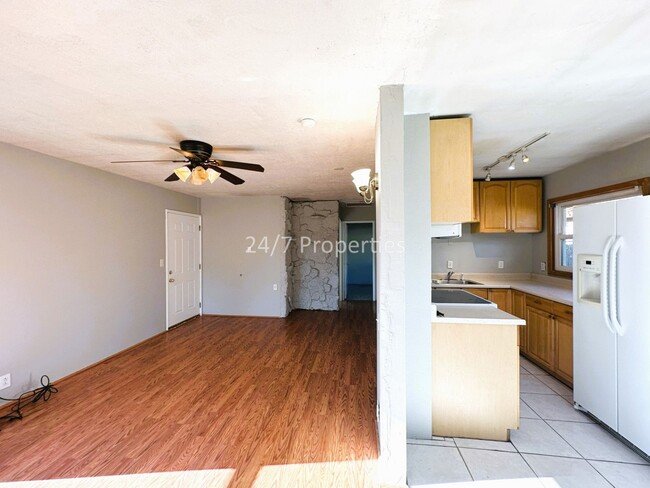 Building Photo - 2BD I 1BA Home + Garage - Large Lot