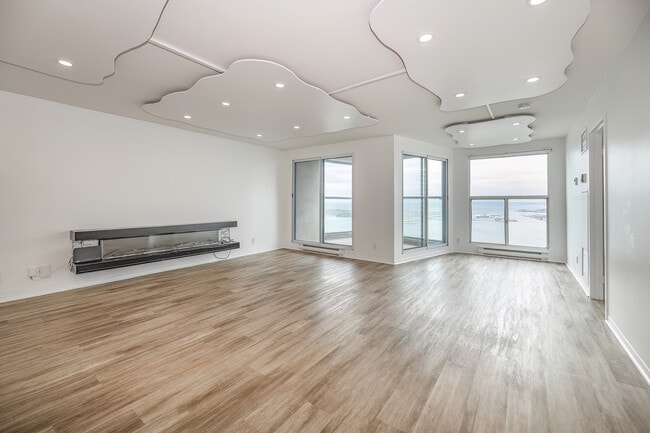 Building Photo - 99 Harbour Square