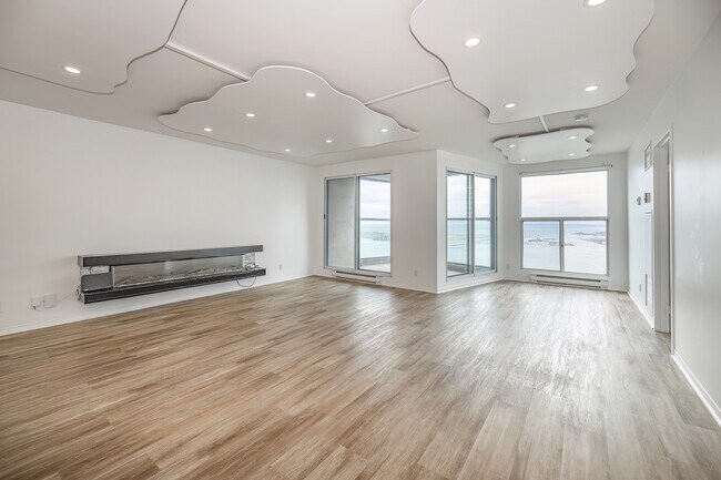 Photo du bâtiment - 99 Harbour Square