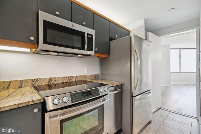 Building Photo - 202-10 W Rittenhouse Square