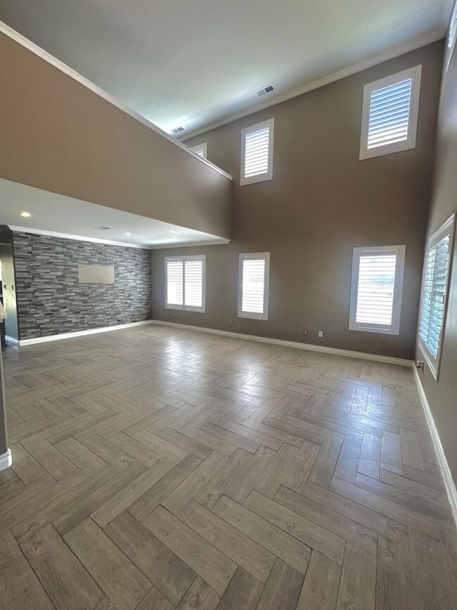 Building Photo - Beautiful 4 Bedroom & 2.5 Bath
