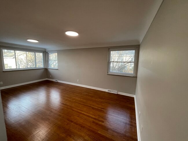 Building Photo - 7725 Bowen Ave