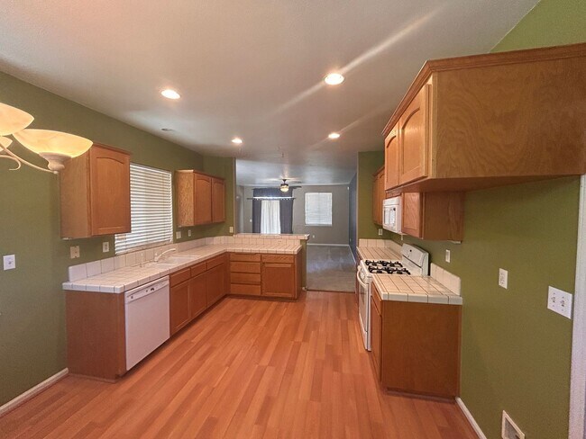 Foto del edificio - Open and spacious in Lemoore