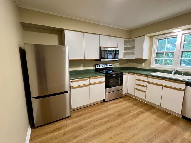 Building Photo - 923 Hampshire Ct