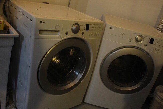 Building Photo - 21 Sandringham Dr