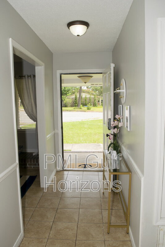 Foto del edificio - 738 Carondelay Dr