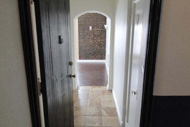 Building Photo - 1 bedroom in Los Angeles CA 90005