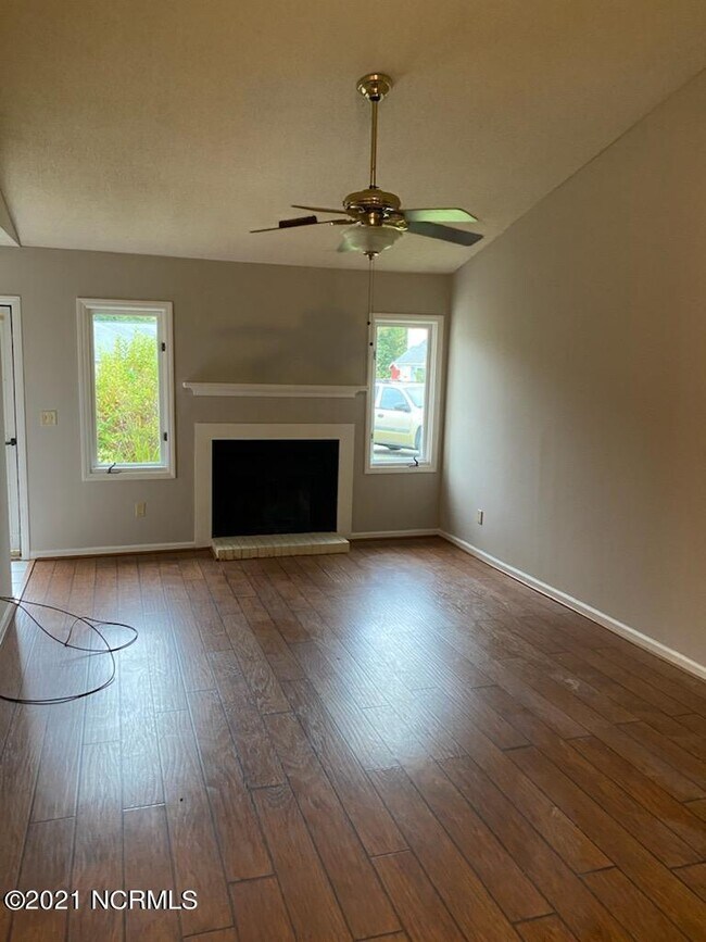 Building Photo - 2102 Tiffany Dr