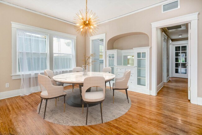 Dining Room - 107 N Columbus Ave