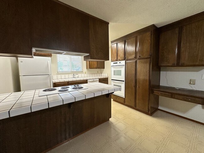 Foto del edificio - 4 Bedroom, bedrooms with hardwood floors