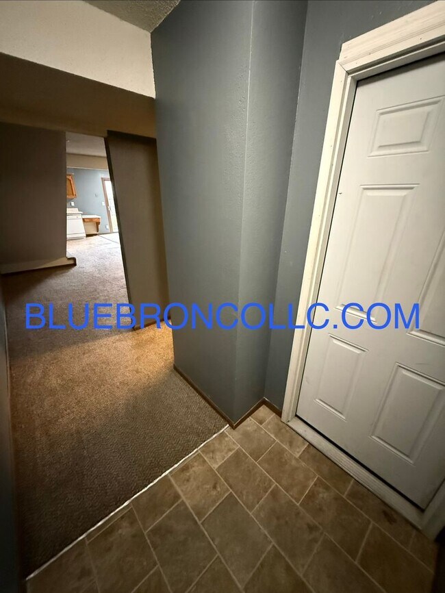 Building Photo - Spacious 2 Bedroom unit for a great price!