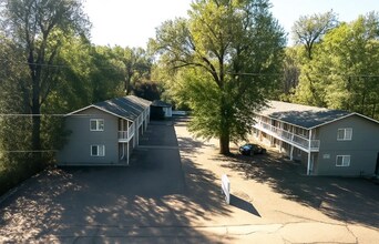 Building Photo - 319-321 E Brookside St