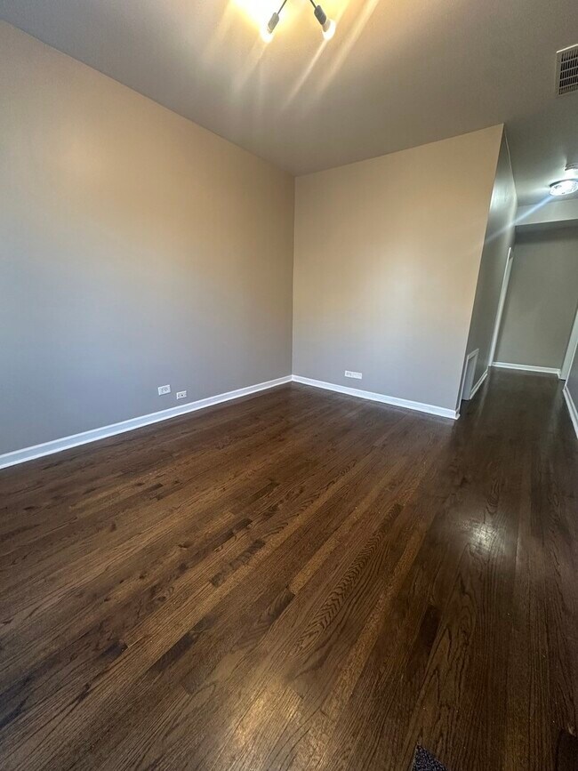 Foto del edificio - 3251 W Berteau Ave