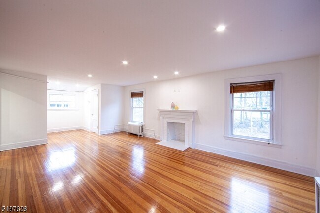 Foto del edificio - 395 Claremont Ave