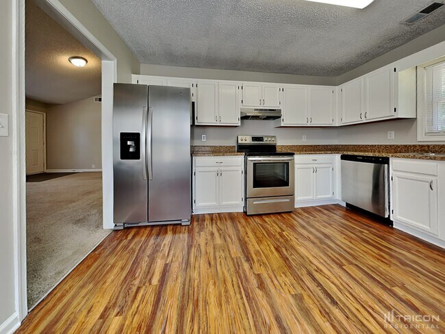 Building Photo - 1301 Friarsgate Boulevard Irmo SC