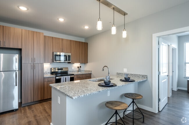 2 BR, 2 BA - 943SF - The Corridor