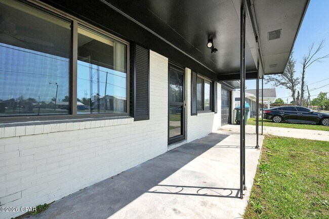 Foto del edificio - 922 Everitt Ave