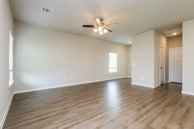 Building Photo - 530 Dalloway St
