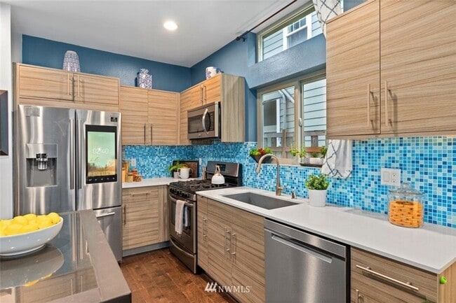 Building Photo - Modern Townhouse with Rooftop Deck & Bay V...