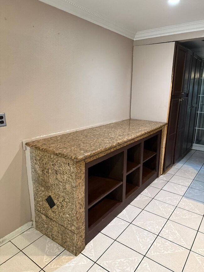 Foto del edificio - 1348 E 213th St