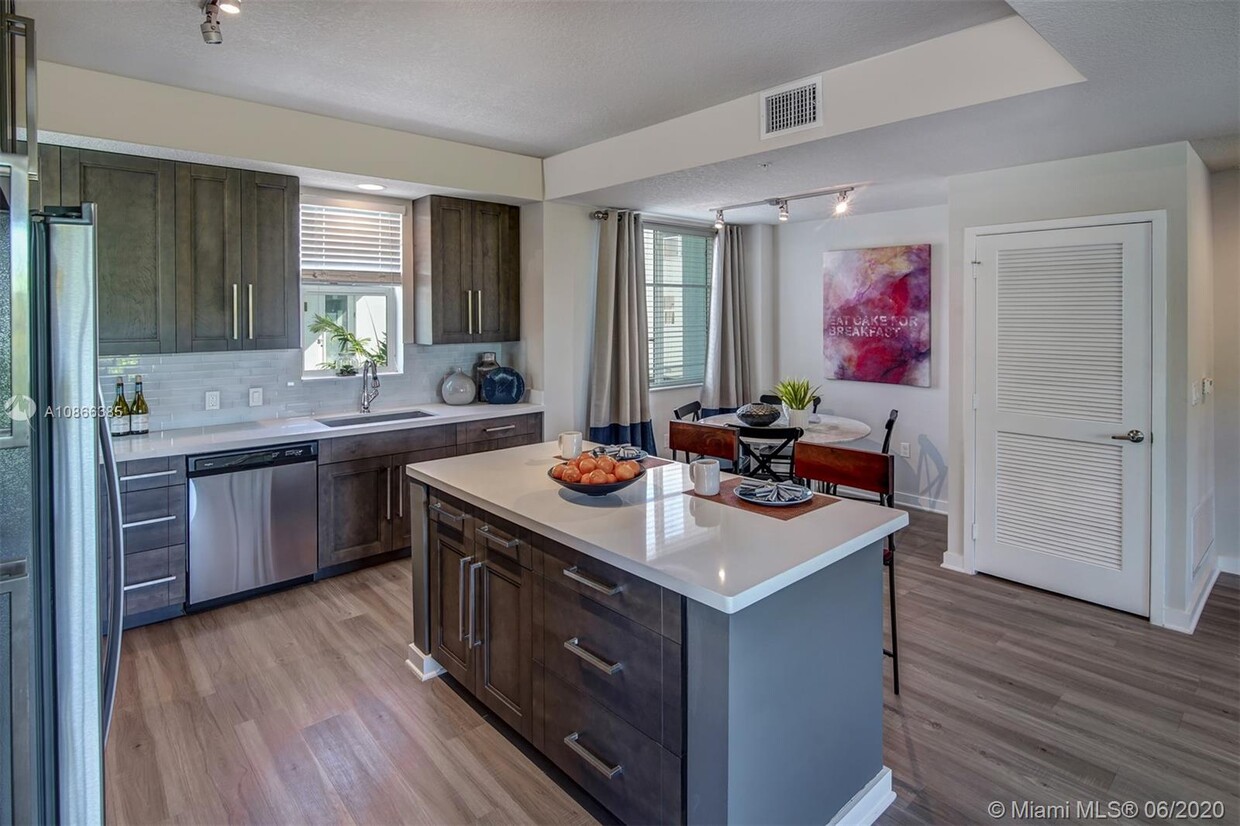 Foto principal - 950 Broken Sound Pkwy NW