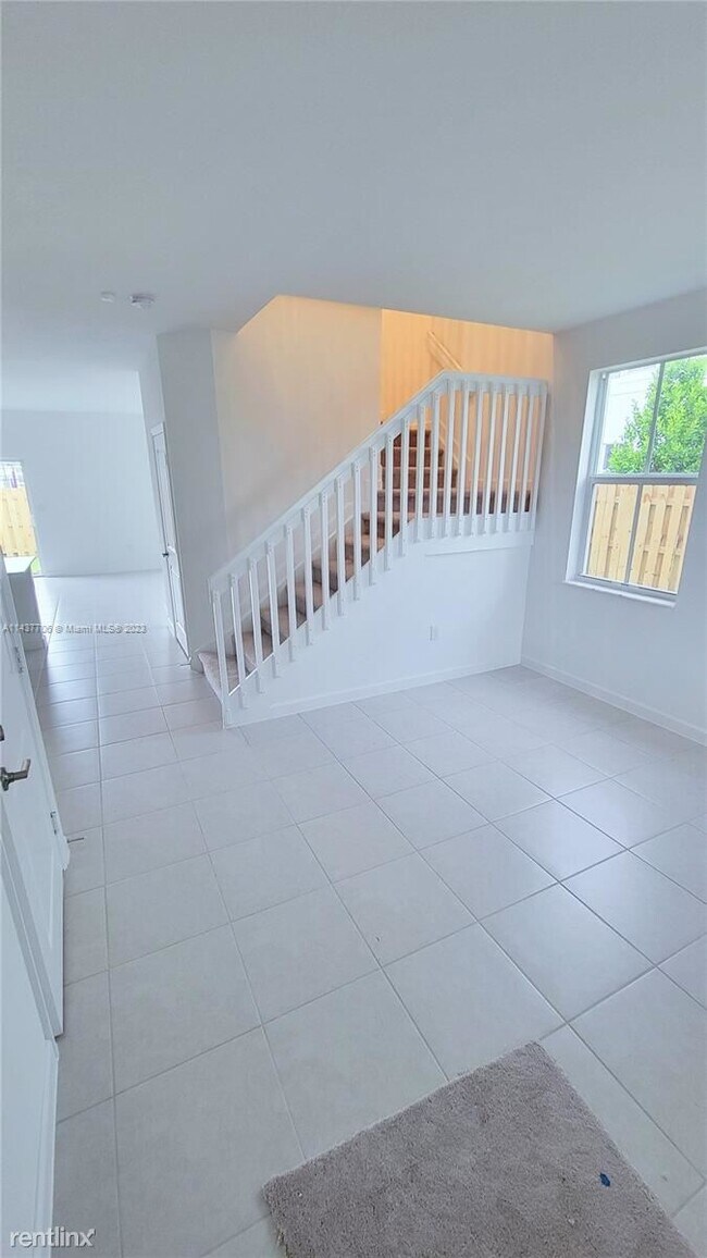 Building Photo - 4 br, 3 bath Townhome - 12000 NW 47th Mnr