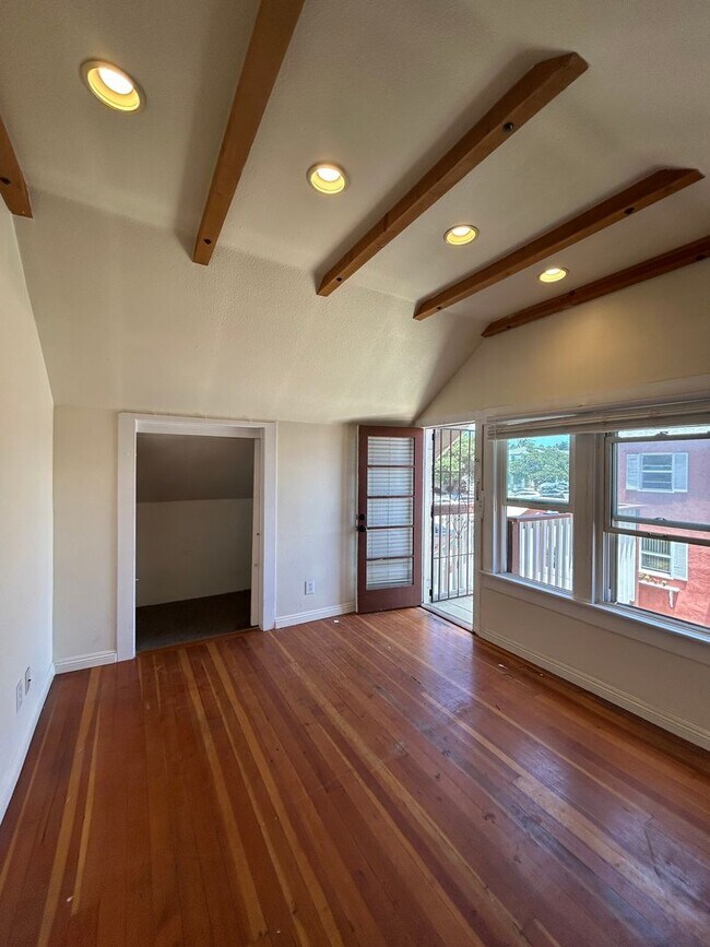 Foto del edificio - Upstairs one bedroom available now on Emerald between Cass and Bayard