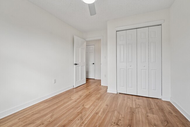 Foto del edificio - 495 Witney Ct